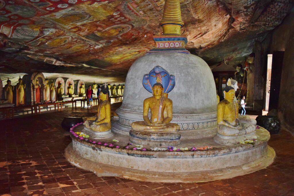 Ook Dambulla mag je niet overslaan tijdens het backpacken in Sri Lanka.