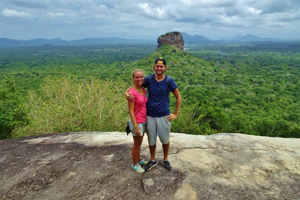 Een letterlijk hoogtepunt van backpacken in Sri Lanka, het uitzicht vanaf Pidurangala op de Lion Rock.