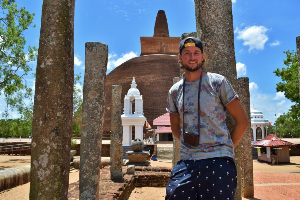 De tempels in Annuradhapura mag je niet missen als je gaat backpacken in Sri Lanka.