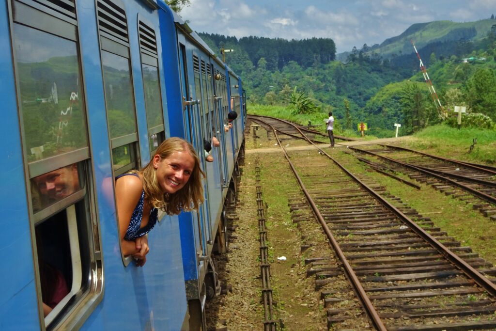 Backpacken in Sri Lanka kun je met de trein tussen Kandy en Ella.