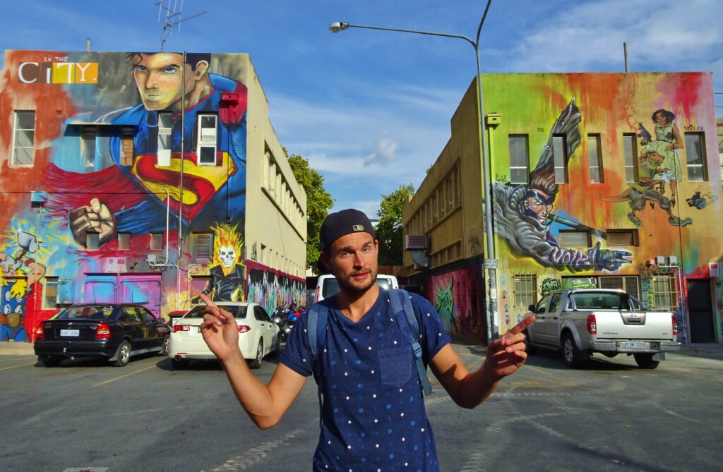 Backpacken van Melbourne naar Canberra, kleurrijke straat.