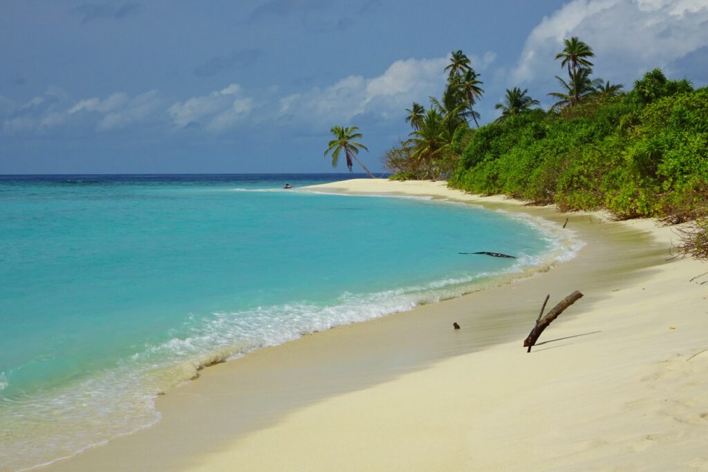 Verlaten stranden op afgelegen eilanden tijdens het backpacken in de Malediven.