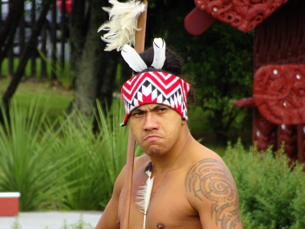 De Maori maken het Noordelijke eiland van Nieuw-Zeeland de moeite waard om te gaan backpacken.