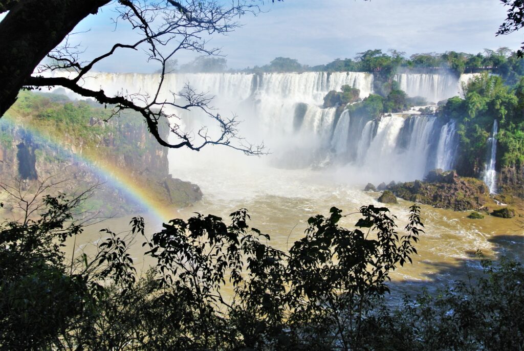 De Iguazú watervallen gezien vanaf een uitkijkpunt in het National Park