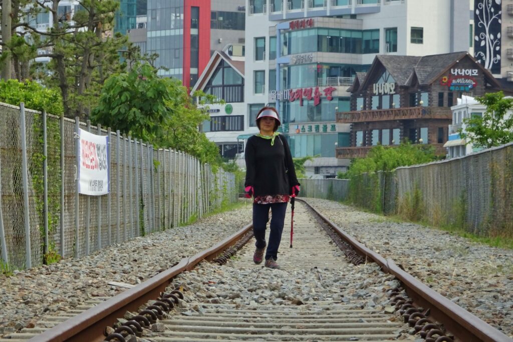 Busan verlaten treinbaan naar Haedong Yonggungsa