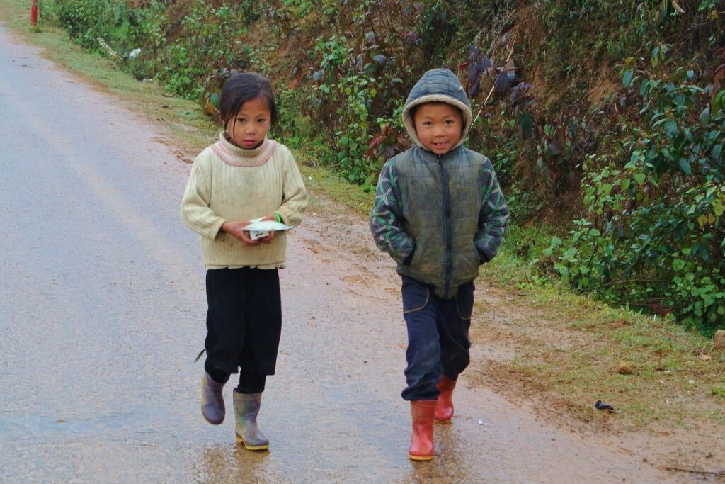 Kinderen in Ta Phin, een traditioneel dorp in Vietnam