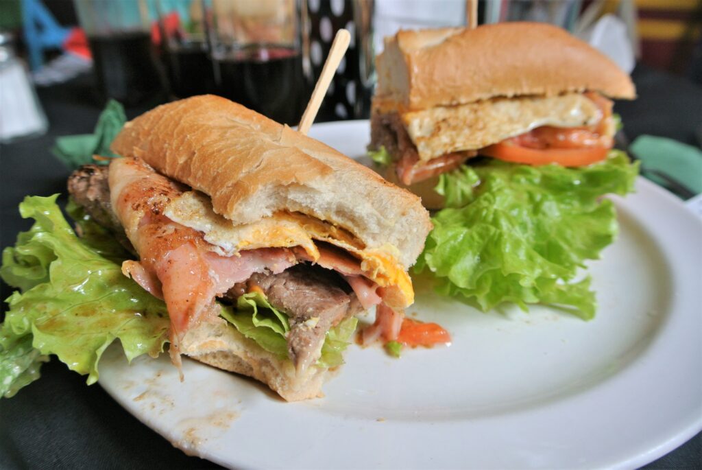 Chivito is het meest typische broodje van Uruguay