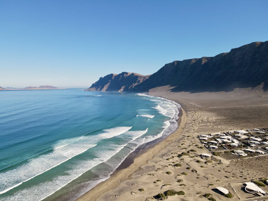 Wat te doen op Lanzarote, surf strand Caleta de Famara in het noorden.